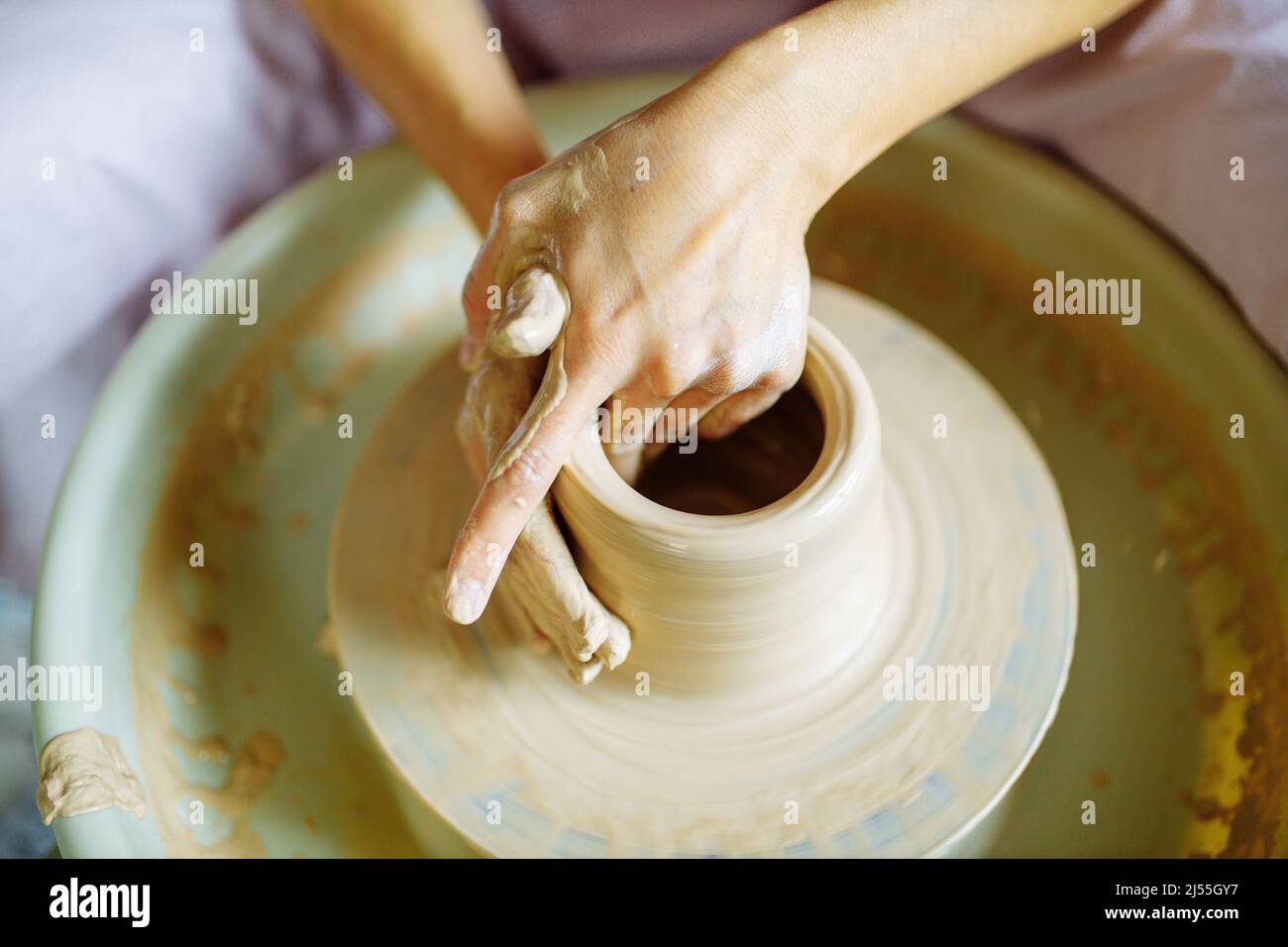 Le mani di Potter scolpiscono un vaso da argilla su un primo piano di Potter Foto Stock