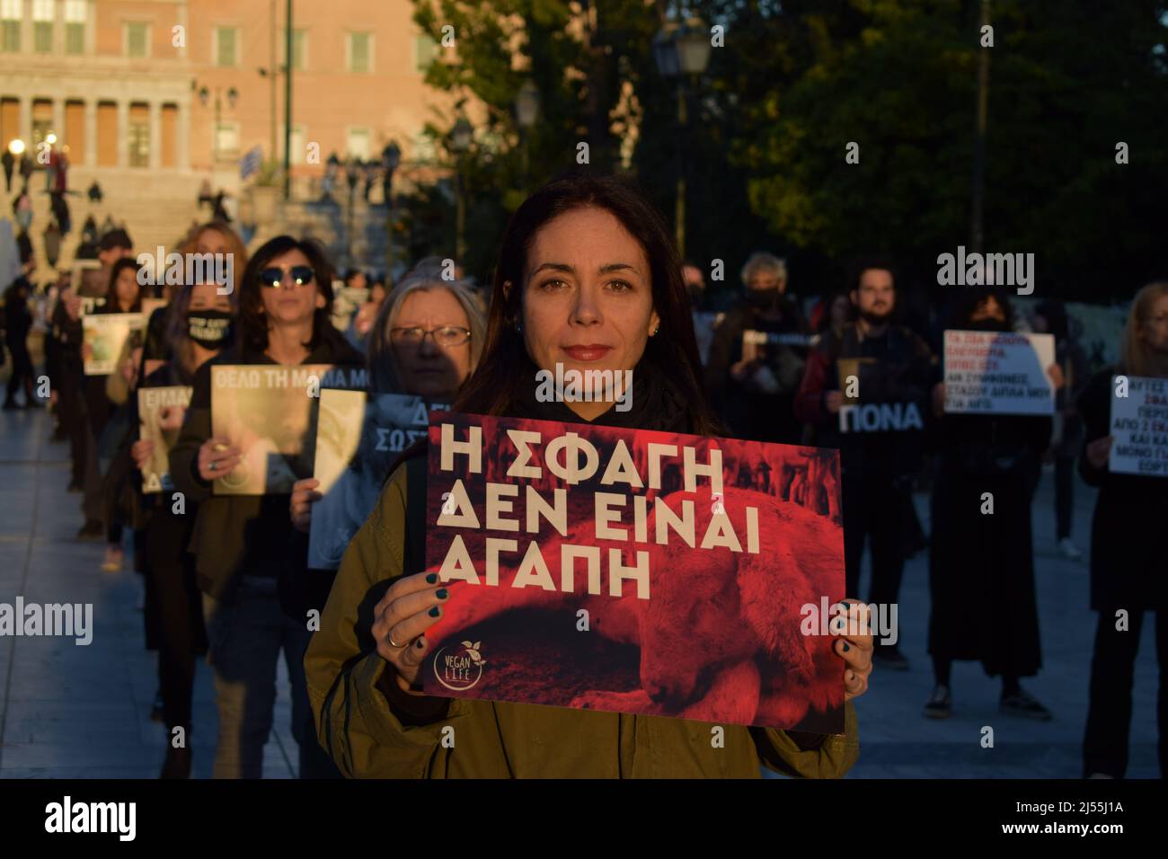 Atene, Grecia, 20 aprile 2022. Gli attivisti per i diritti degli animali protestano in piazza Syntagma contro la macellazione di massa degli agnelli per la Pasqua greca. Si stima che più di 2 milioni di agnelli e capre siano macellati in un solo giorno di festa per la Pasqua greco-ortodossa. Credit: Dimitris Aspiotis / Alamy Live News Foto Stock