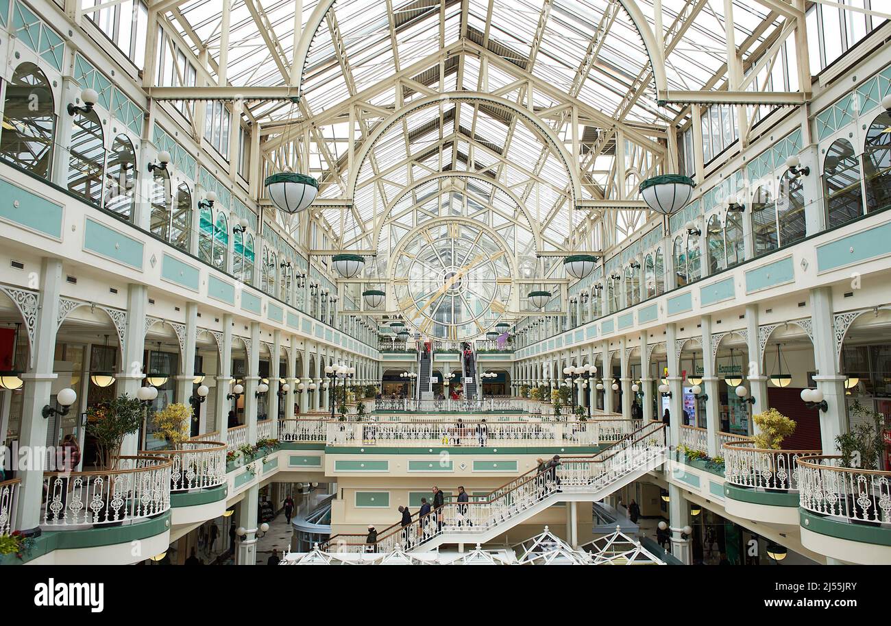 Dublino, Irlanda - 04.10.2022: Grande orologio del St Stephen's Green Shopping Centre, Dublino, Irlanda. Interno Foto Stock