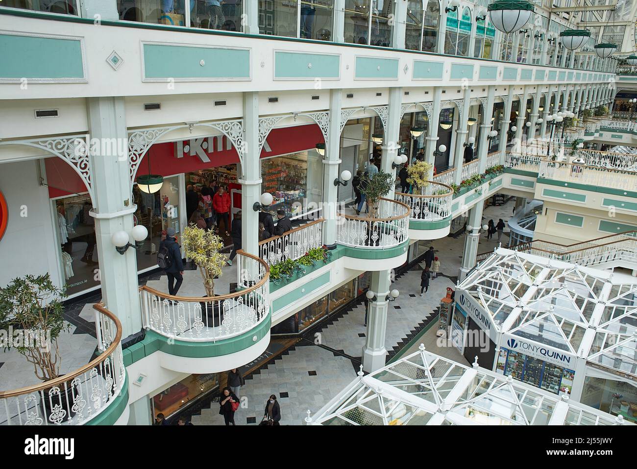 Dublino, Irlanda - 04.10.2022: Grande orologio del St Stephen's Green Shopping Centre, Dublino, Irlanda. Interno Foto Stock