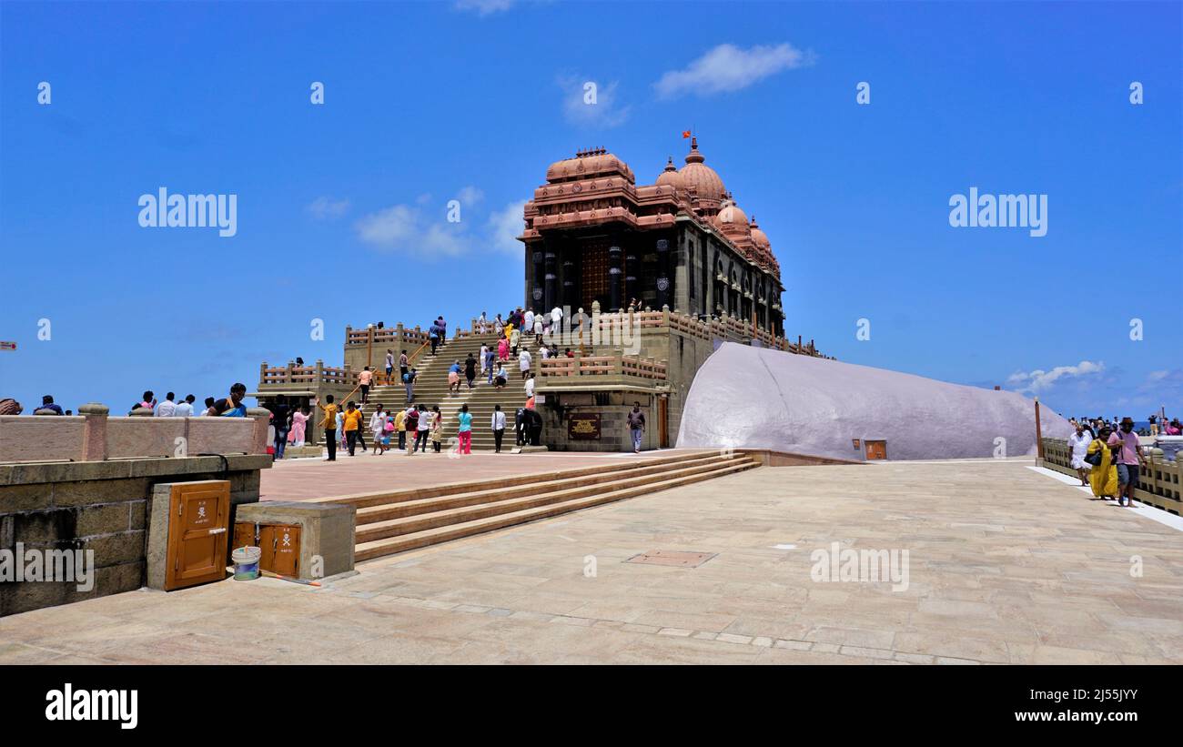 Kanyakumari,Tamilnadu,India-Aprile 16 2022: Turisti che visitano la roccia commemorativa di Vivekanda situata nel mezzo del mare nell'oceano Indiano in Kanyakumari,T. Foto Stock