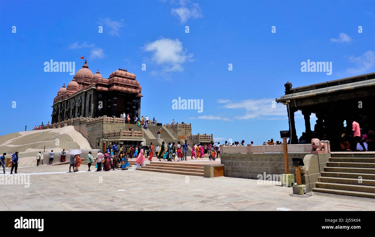 Kanyakumari,Tamilnadu,India-Aprile 16 2022: Turisti che visitano la roccia commemorativa di Vivekanda situata nel mezzo del mare nell'oceano Indiano in Kanyakumari,T. Foto Stock