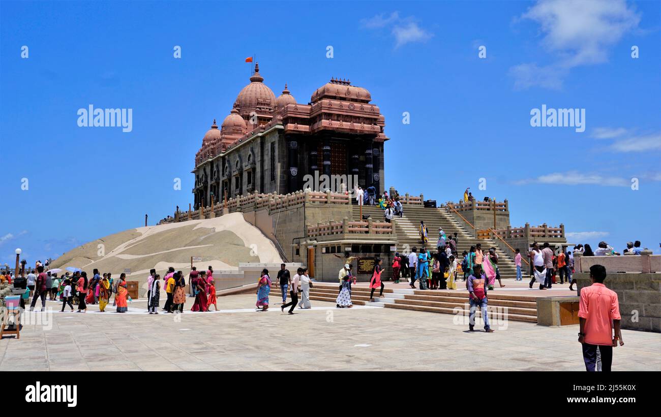 Kanyakumari,Tamilnadu,India-Aprile 16 2022: Turisti che visitano la roccia commemorativa di Vivekanda situata nel mezzo del mare nell'oceano Indiano in Kanyakumari,T. Foto Stock
