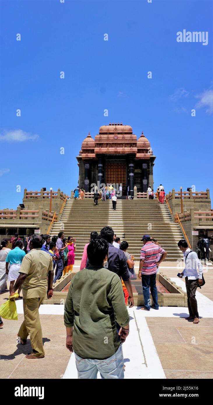 Kanyakumari,Tamilnadu,India-Aprile 16 2022: Turisti che visitano la roccia commemorativa di Vivekanda situata nel mezzo del mare nell'oceano Indiano in Kanyakumari,T. Foto Stock