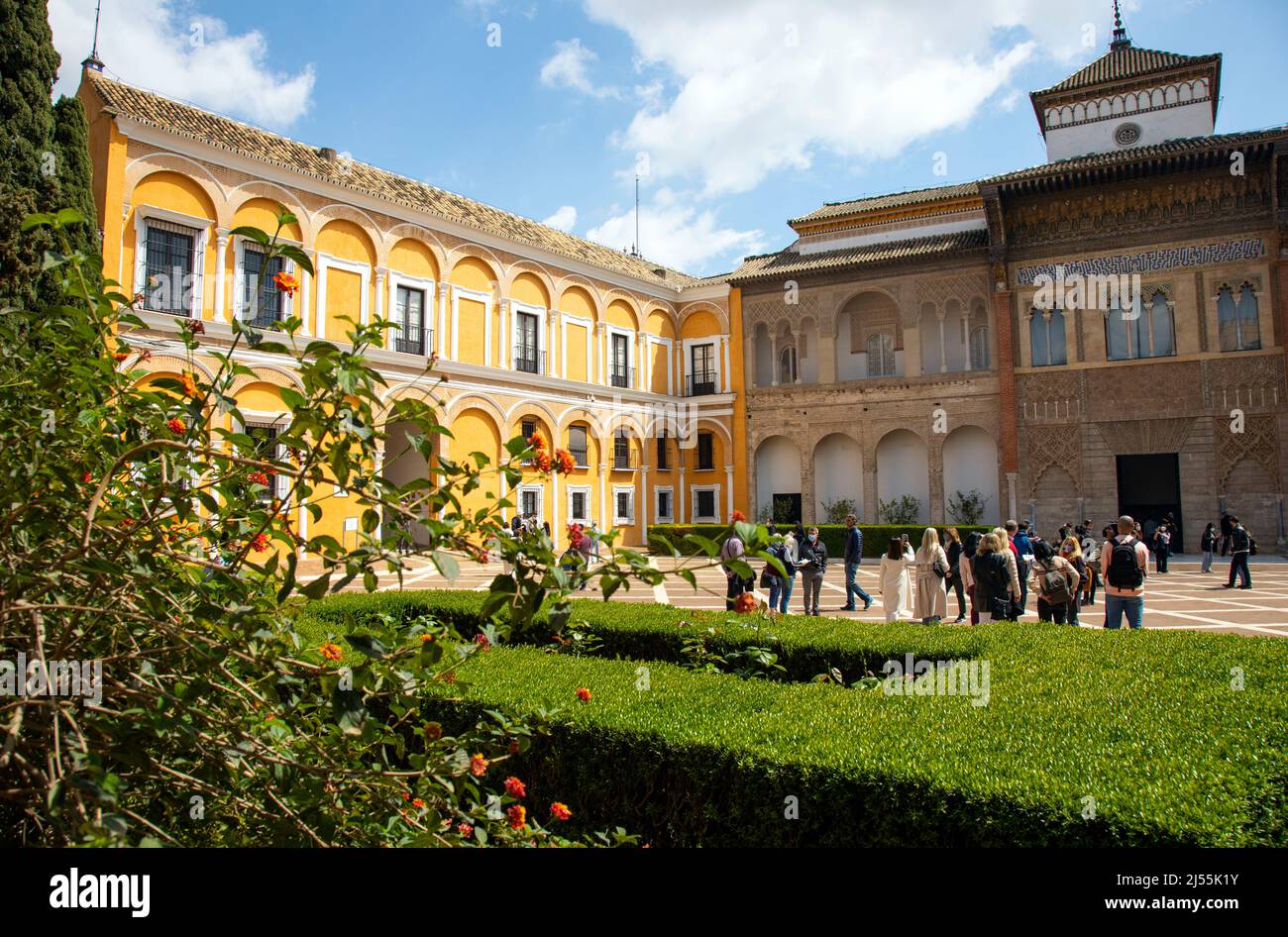 Nella foto si trova il cortile del patio de la Montería nella Alcázars reale di Siviglia, un palazzo reale di Siviglia, Spagna. Aprile 2022 Foto Stock