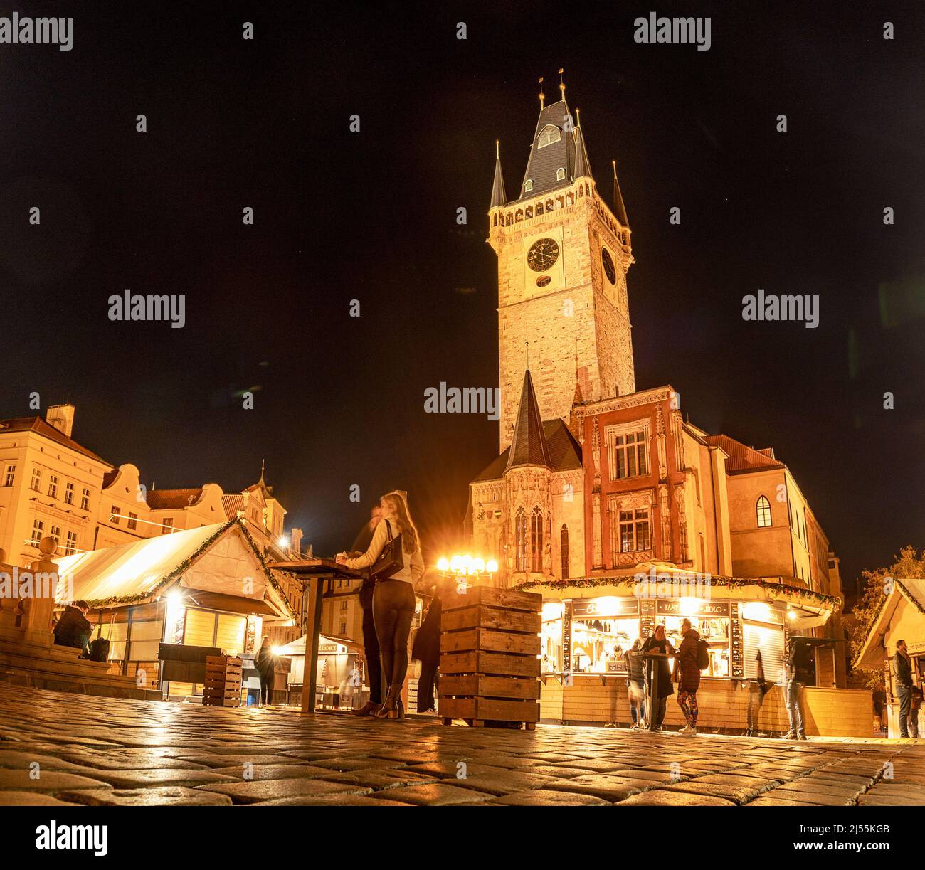 La torre dell'orologio medievale di аat notte nel centro storico di Praga. Repubblica Ceca. Foto Stock