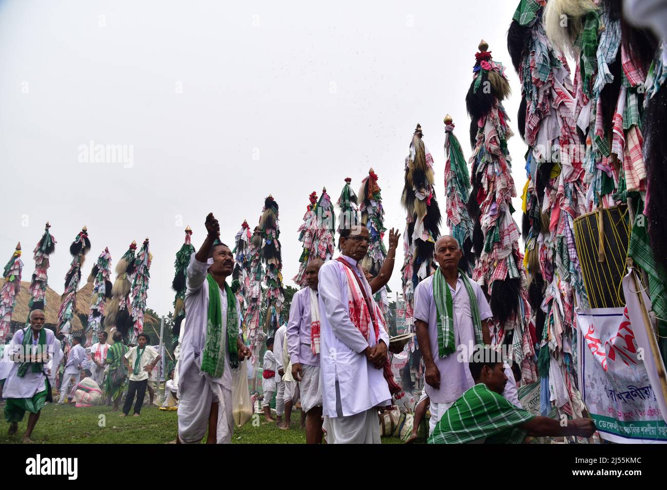 Guwahati, Guwahati, India. 20th Apr 2022. Un sacerdote della tribù Sarania kachari offre preghiera durante il Bah-Gohain Utsav a Bagan Para nel distretto di Baksa, ad Assam India, mercoledì 20th aprile 2022. Sarania kachari tribù di Assam India festeggia il Bah-Gohain Utsav per proteggere la gente dalla varicella e per una buona stagione di coltivazione (Credit Image: © Dasarath Deka/ZUMA Press Wire) Foto Stock
