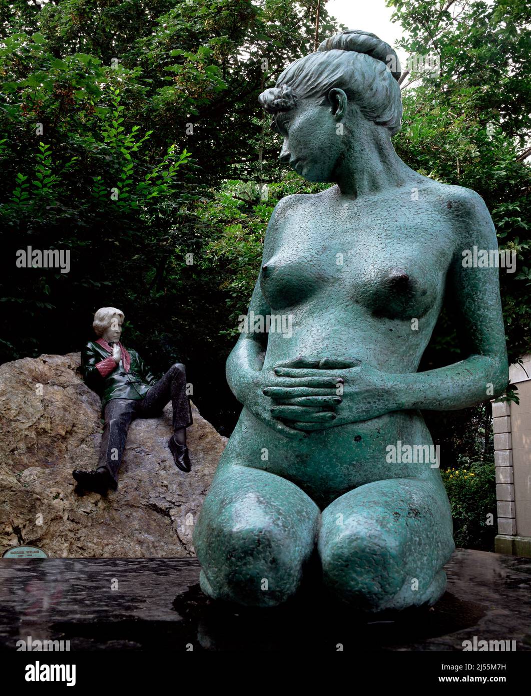 Constance Wilde guarda indietro a Oscar Wilde, statue in Piazza Merrion, Dublino, Irlanda Foto Stock
