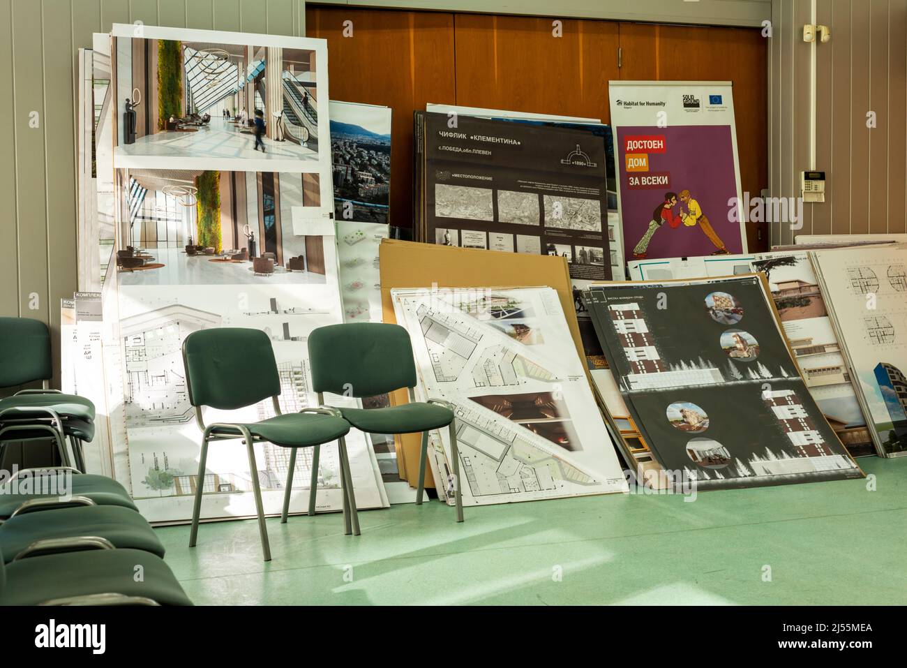Mucchi di progetti architettonici, piani e progetti cartacei utilizzati dagli studenti per l'esame di laurea in una sala universitaria di Sofia, Bulgaria Foto Stock