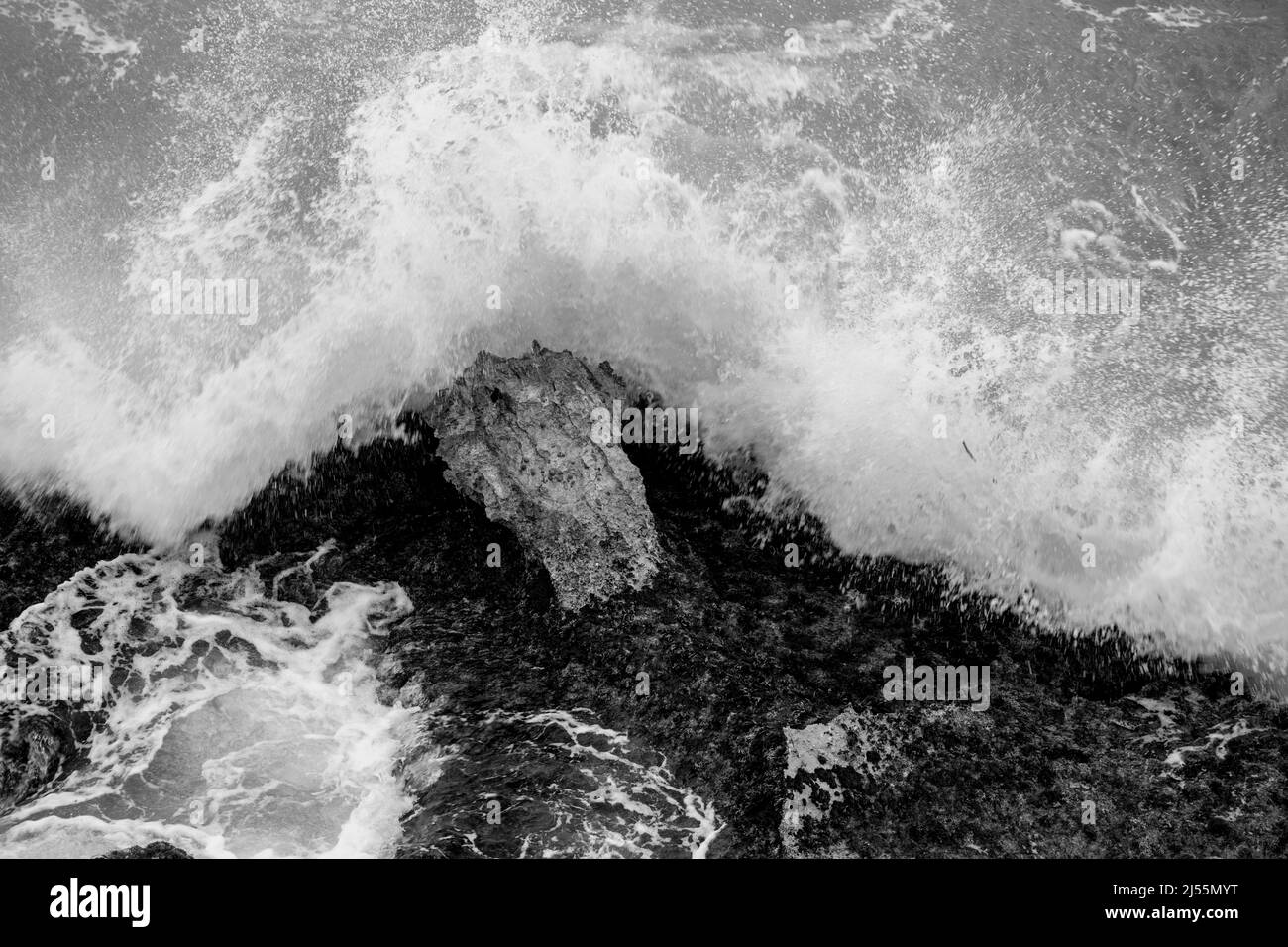 Affascinanti motivi naturali e abstract come il mare gira intorno ad una roccia solistica al largo della costa di Benidorm, Costa Dorada Foto Stock