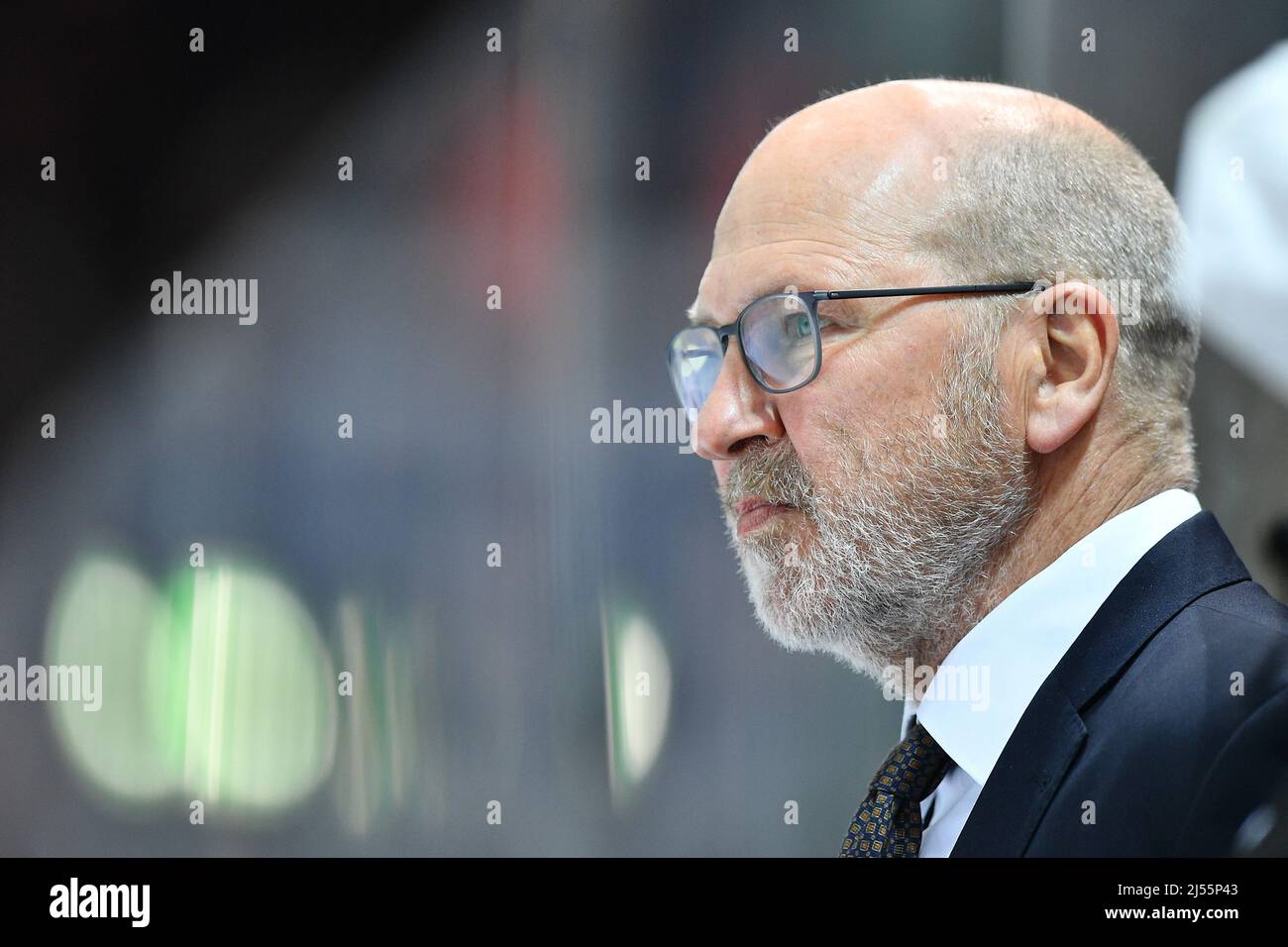 Monaco di Baviera, Germania. 20th Apr 2022. Hockey su ghiaccio: DEL, EHC Red Bull Munich - Grizzlies Wolfsburg, round di campionato, semifinali, matchday 1, Olympia-Eissportzentrum: Allenatore di Monaco Don Jackson in panchina. Credit: Lennart Preiss/dpa/Alamy Live News Foto Stock