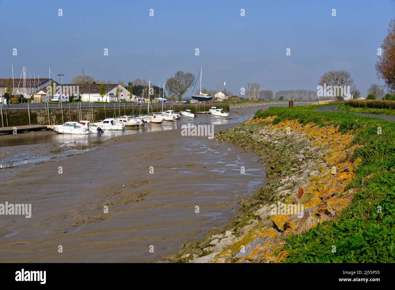 Porto a bassa marea a Isigny sur Mer, un comune nel dipartimento del Calvados e regione della Normandia nella Francia nord-occidentale. Foto Stock