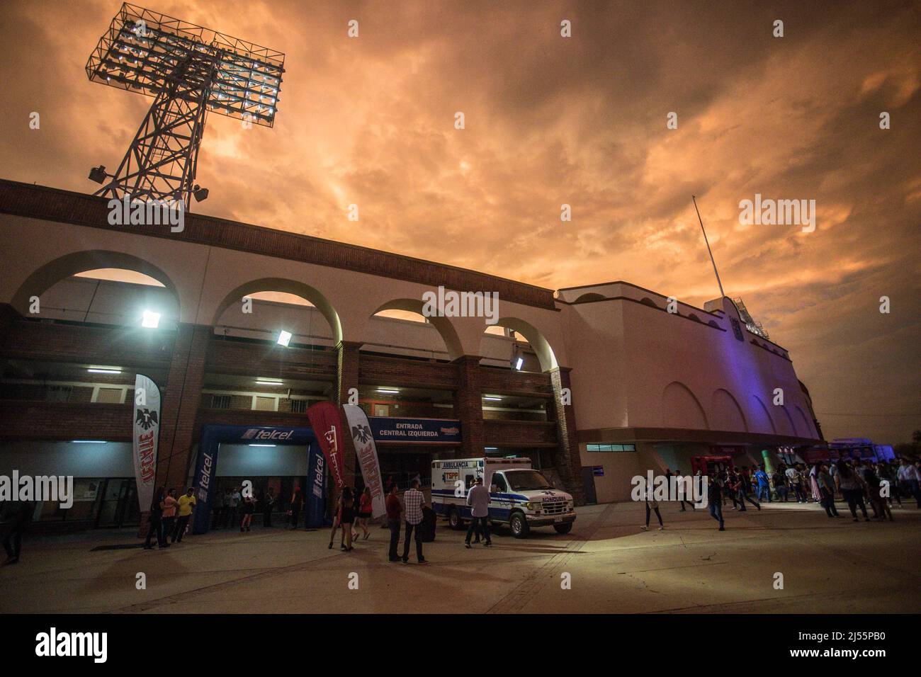 Vista generale di Estadio Hereo de Nacozari, facciata dello stadio in una giornata nuvolosa al tramonto, cielo rossastro nella stagione delle piogge, estate durante Cimarrones de sonora vs Murciélagos FC, Matchday 1 del torneo di apertura della lega AscensoMx. 21Jul2017 (Photo/:Luis Gxqqutierrez / NortePhoto.com) Vista General de Estadio Hereo de Nacozari, fachada de estadio en un dia nubado al atardecer, cielo rojiso en la teporada de llivias, verano duranteCimarrones de sonora vs Murciélagos de Aspora de la ligura de Aspur 1. 21jul2017 ( Photo/:Luis Gxqqutierrez / NortePhoto.com) Foto Stock