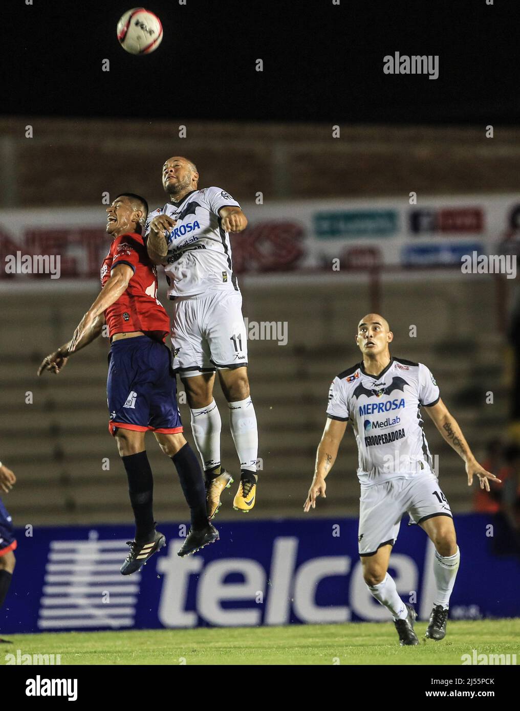 Vista generale di Estadio Hereo de Nacozari, facciata dello stadio in una giornata nuvolosa al tramonto, cielo rossastro nella stagione delle piogge, estate durante Cimarrones de sonora vs Murciélagos FC, Matchday 1 del torneo di apertura della lega AscensoMx. 21Jul2017 (Photo/:Luis Gxqqutierrez / NortePhoto.com) Vista General de Estadio Hereo de Nacozari, fachada de estadio en un dia nubado al atardecer, cielo rojiso en la teporada de llivias, verano duranteCimarrones de sonora vs Murciélagos de Aspora de la ligura de Aspur 1. 21jul2017 ( Photo/:Luis Gxqqutierrez / NortePhoto.com) Foto Stock