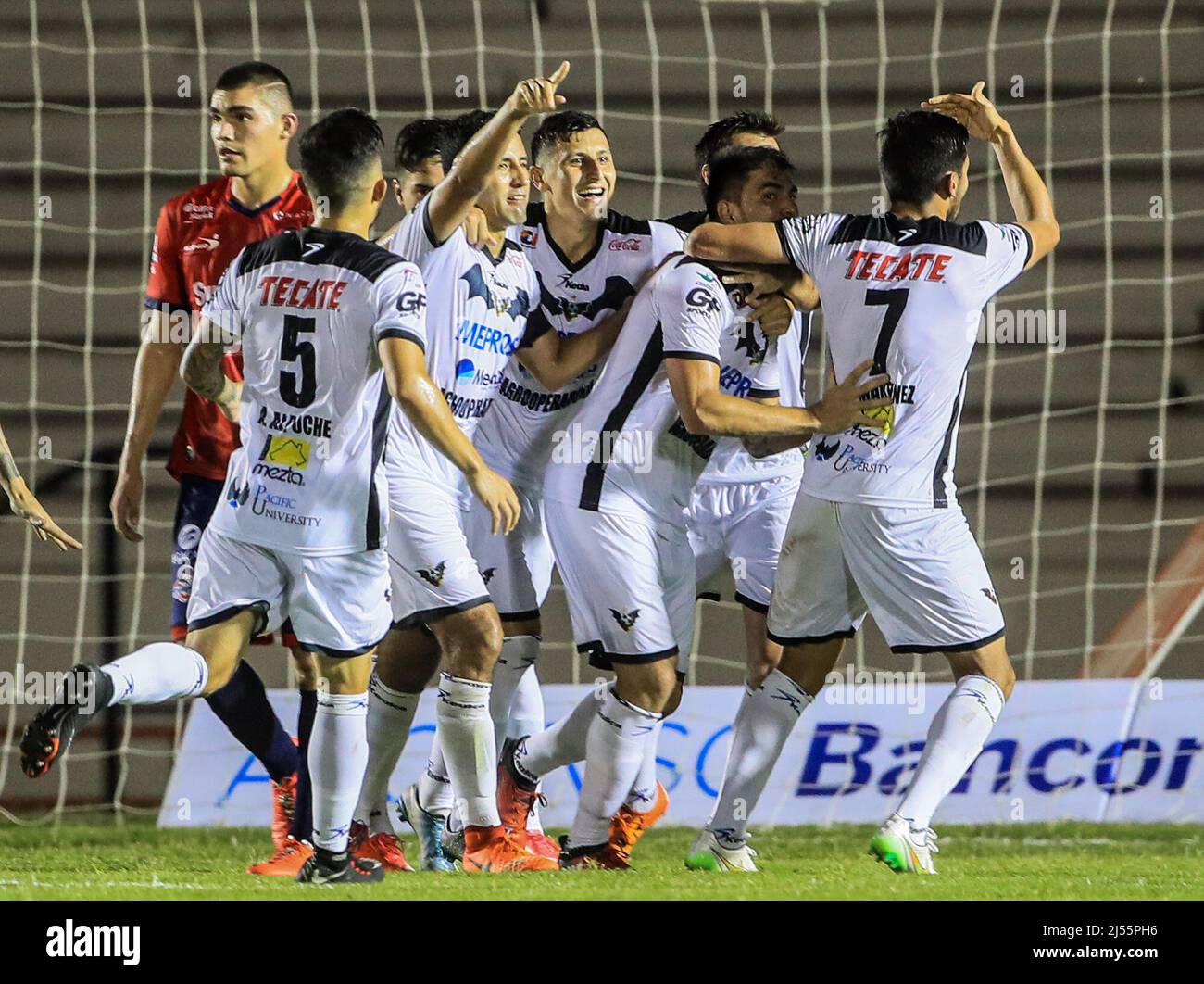 Vista generale di Estadio Hereo de Nacozari, facciata dello stadio in una giornata nuvolosa al tramonto, cielo rossastro nella stagione delle piogge, estate durante Cimarrones de sonora vs Murciélagos FC, Matchday 1 del torneo di apertura della lega AscensoMx. 21Jul2017 (Photo/:Luis Gxqqutierrez / NortePhoto.com) Vista General de Estadio Hereo de Nacozari, fachada de estadio en un dia nubado al atardecer, cielo rojiso en la teporada de llivias, verano duranteCimarrones de sonora vs Murciélagos de Aspora de la ligura de Aspur 1. 21jul2017 ( Photo/:Luis Gxqqutierrez / NortePhoto.com) Foto Stock