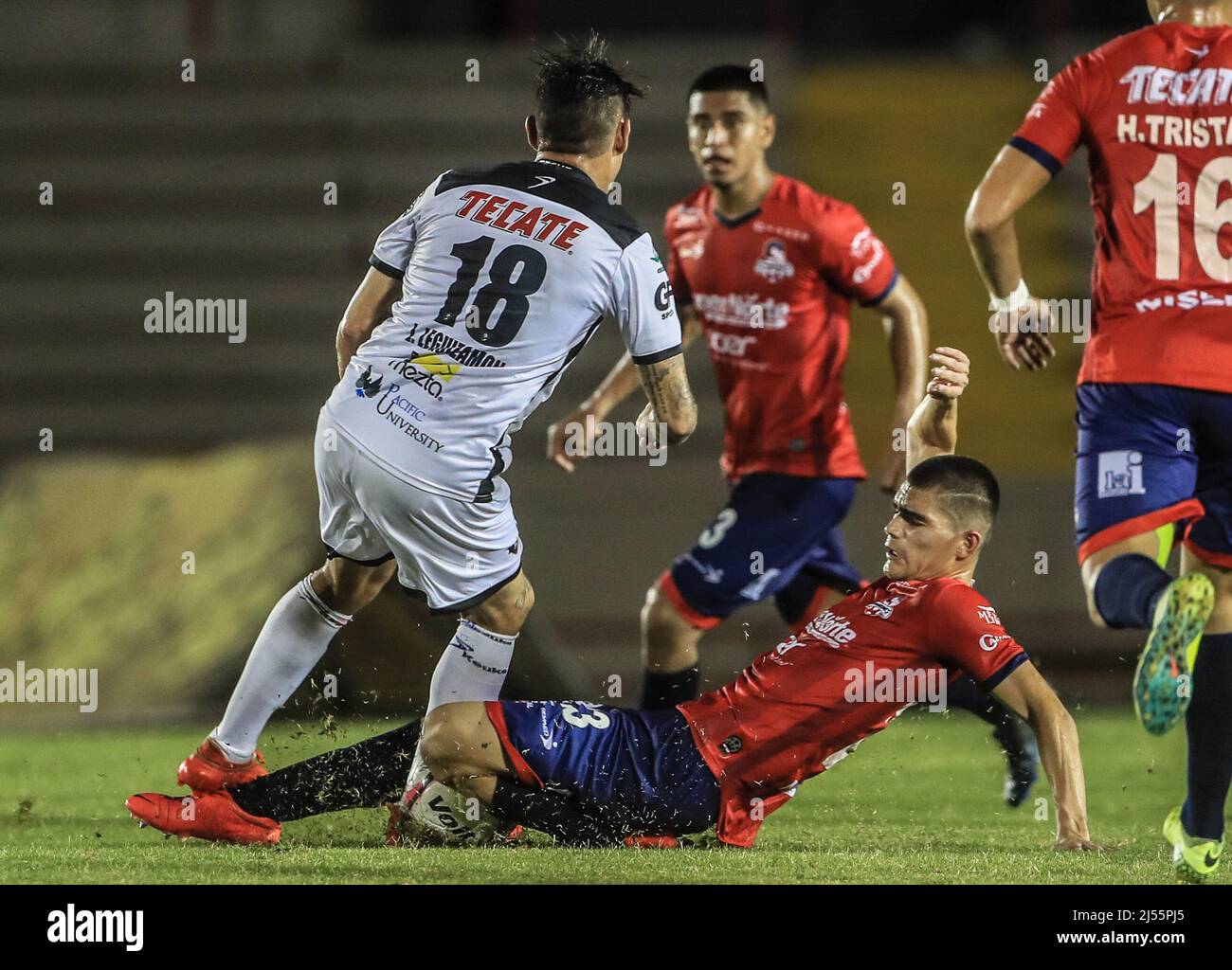 Vista generale di Estadio Hereo de Nacozari, facciata dello stadio in una giornata nuvolosa al tramonto, cielo rossastro nella stagione delle piogge, estate durante Cimarrones de sonora vs Murciélagos FC, Matchday 1 del torneo di apertura della lega AscensoMx. 21Jul2017 (Photo/:Luis Gxqqutierrez / NortePhoto.com) Vista General de Estadio Hereo de Nacozari, fachada de estadio en un dia nubado al atardecer, cielo rojiso en la teporada de llivias, verano duranteCimarrones de sonora vs Murciélagos de Aspora de la ligura de Aspur 1. 21jul2017 ( Photo/:Luis Gxqqutierrez / NortePhoto.com) Foto Stock