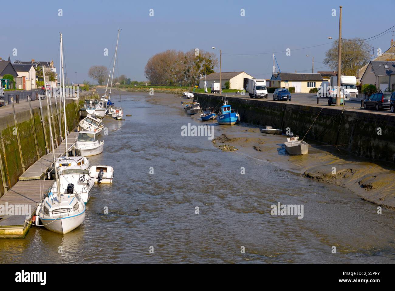 Porto a bassa marea a Isigny sur Mer un comune nel dipartimento del Calvados e regione della Normandia della Francia nord-occidentale. Foto Stock