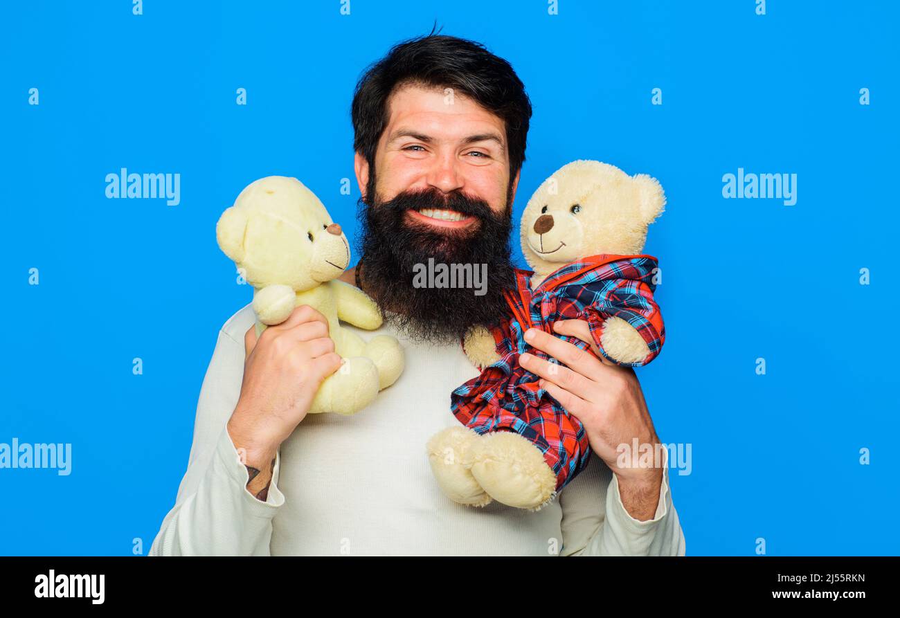 Uomo portico con peluche peluche orsacchiotto giocattolo. Compleanno, anniversario. Regalo e regalo. Festa. Foto Stock