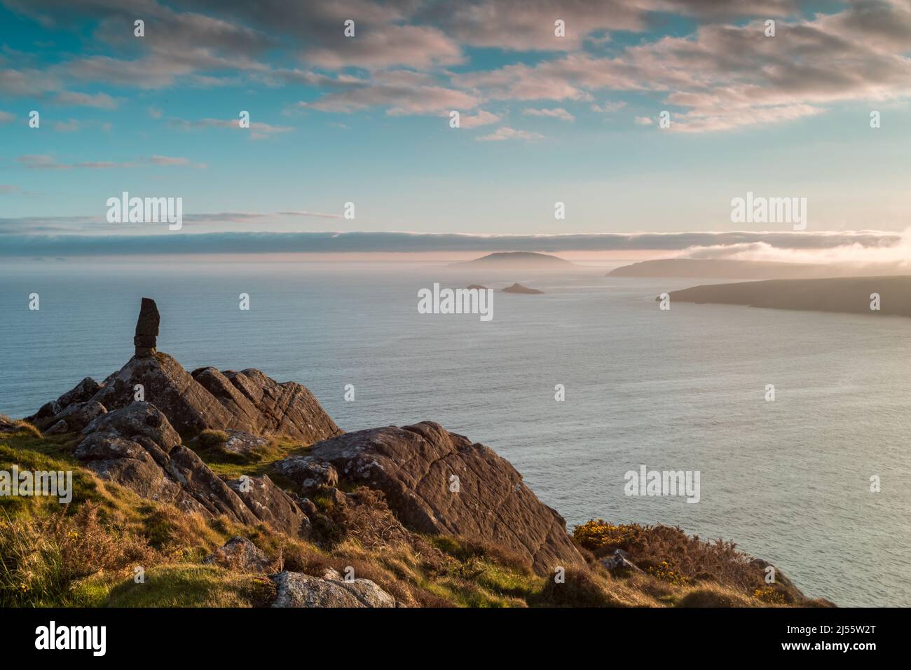 La costa vicino ad Aberdaron, con Ynys Enlli (Isola di Bardsey) e Porth Ysgo con, da Trwyn Talfarach Foto Stock