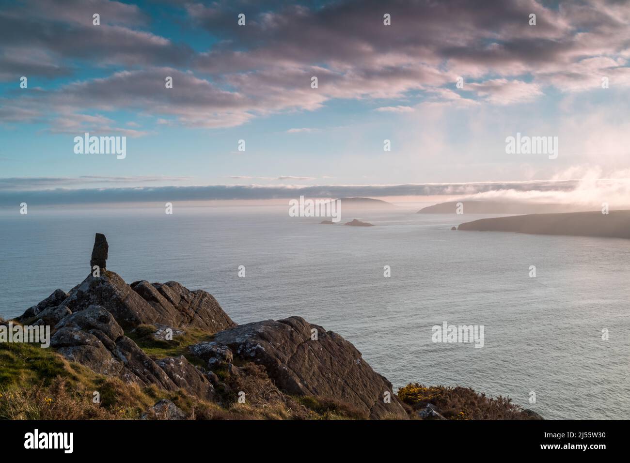 La costa vicino ad Aberdaron, con Ynys Enlli (Isola di Bardsey) e Porth Ysgo con, da Trwyn Talfarach Foto Stock