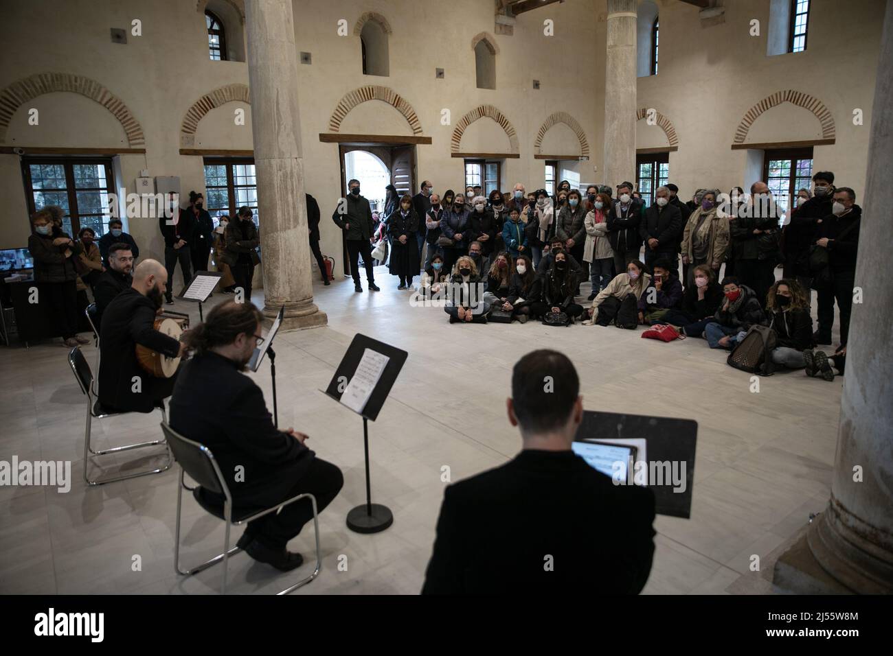 Atene, Grecia. 19th Apr 2022. I musicisti si esibiscono nella Moschea di Fethiye durante il primo Festival di Musica Sacra ad Atene, in Grecia, il 19 aprile 2022. Il primo Festival di Musica Sacra si svolge in 17 luoghi di interesse di Atene dal 18 aprile al 20 aprile. Credit: Lefteris Partsalis/Xinhua/Alamy Live News Foto Stock