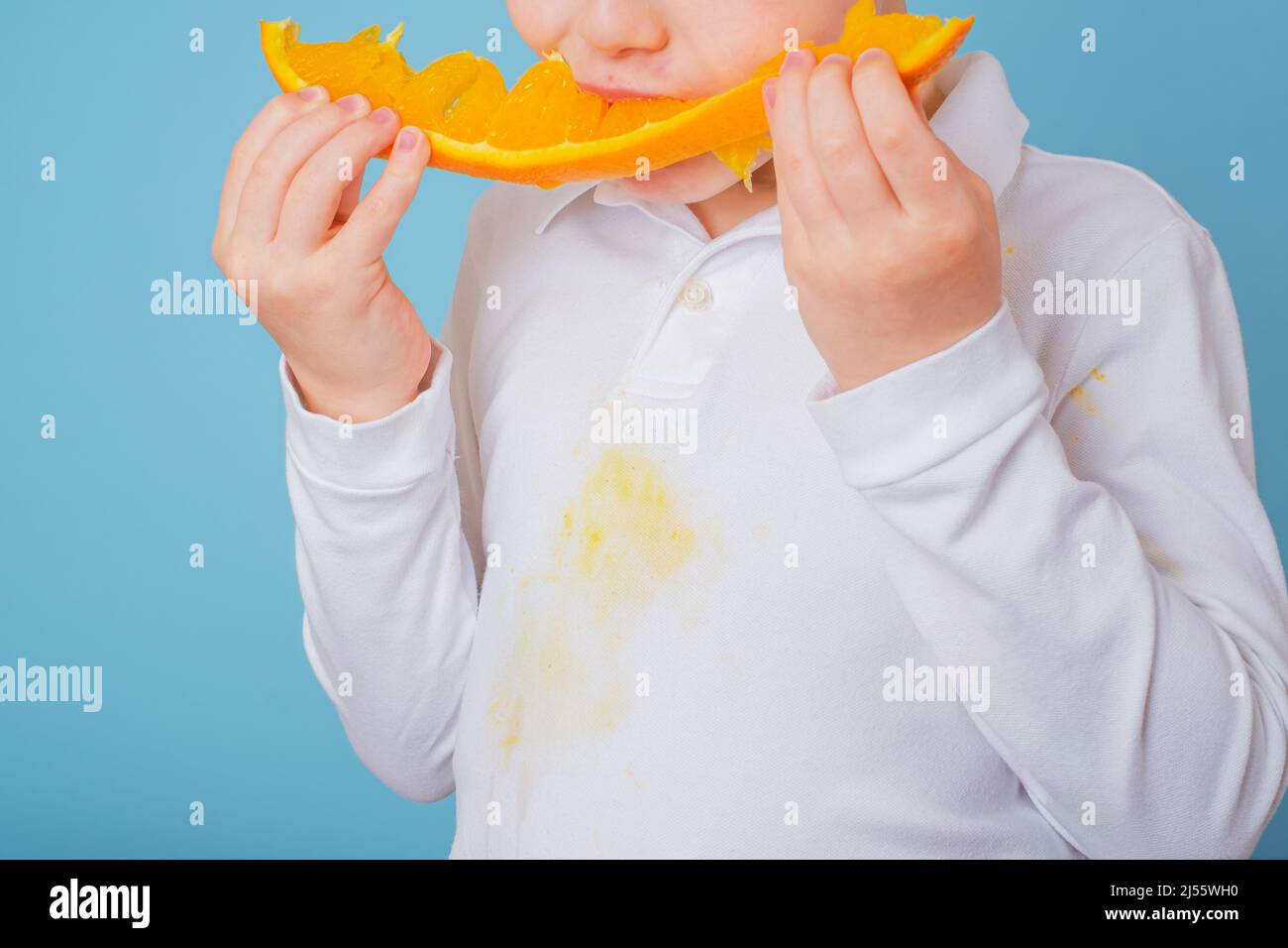 Macchie di succo d'arancia sporche sui vestiti bianchi. Colorazione  quotidiana Foto stock - Alamy