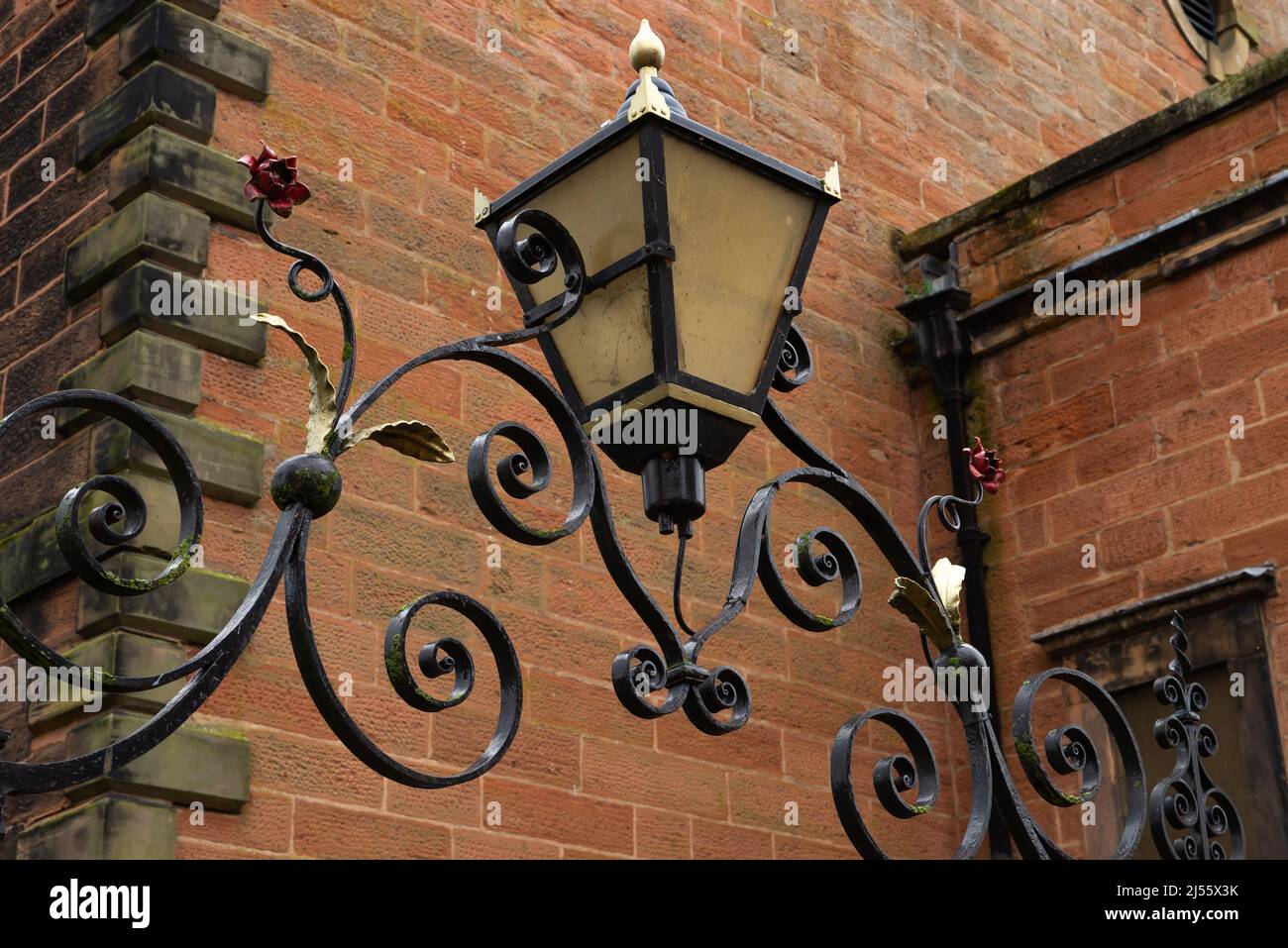 Vecchia lampada decorativa in metallo nella città inglese. Carlisle, Inghilterra. Foto Stock