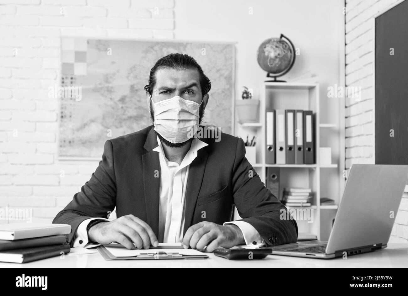 giovane uomo che indossa una maschera medica che protegge contro la diffusione della malattia di coronavirus, quarantena Foto Stock