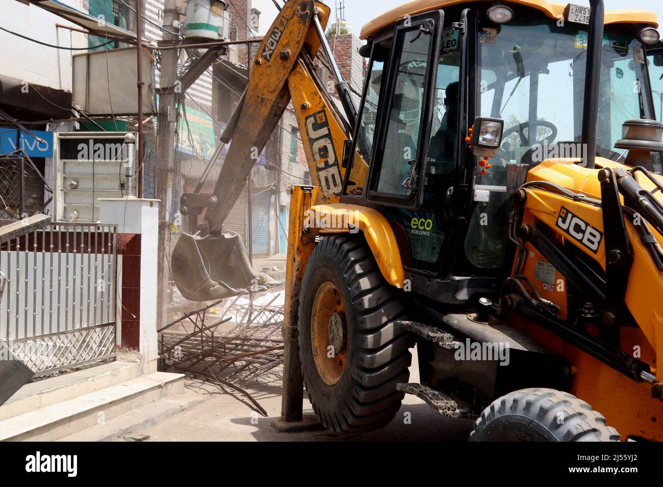 New Delhi, India. 20th Apr 2022. Un bulldozer demolisce una struttura illegale durante un'unità anti-incrostazione congiunta condotta dalla North Delhi Municipal Corporation (MCD) nella zona di Jahangirpuri. (Foto di Naveen Sharma/SOPA Images/Sipa USA) Credit: Sipa USA/Alamy Live News Foto Stock