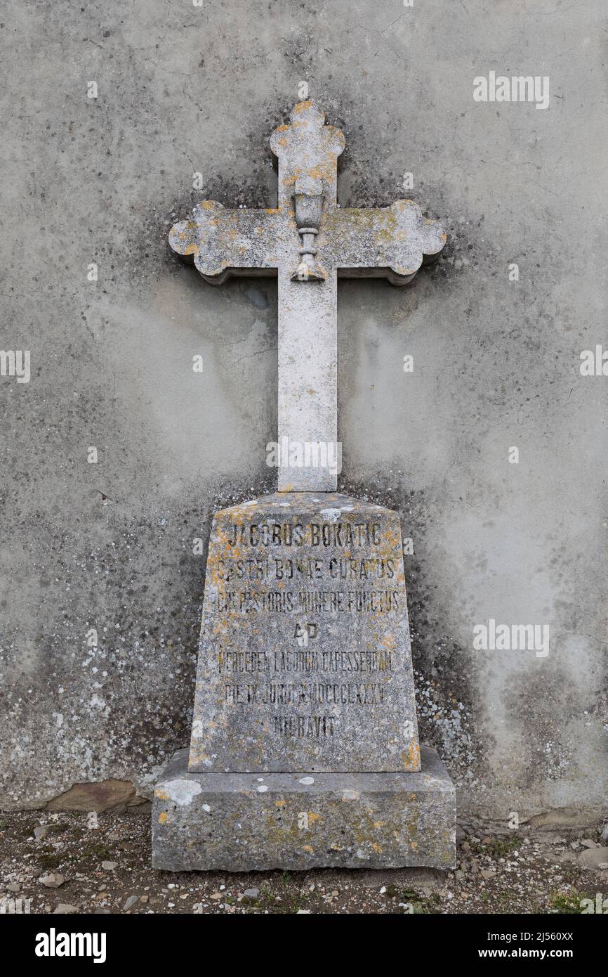 Antica lapide a croce su un cimitero Foto Stock