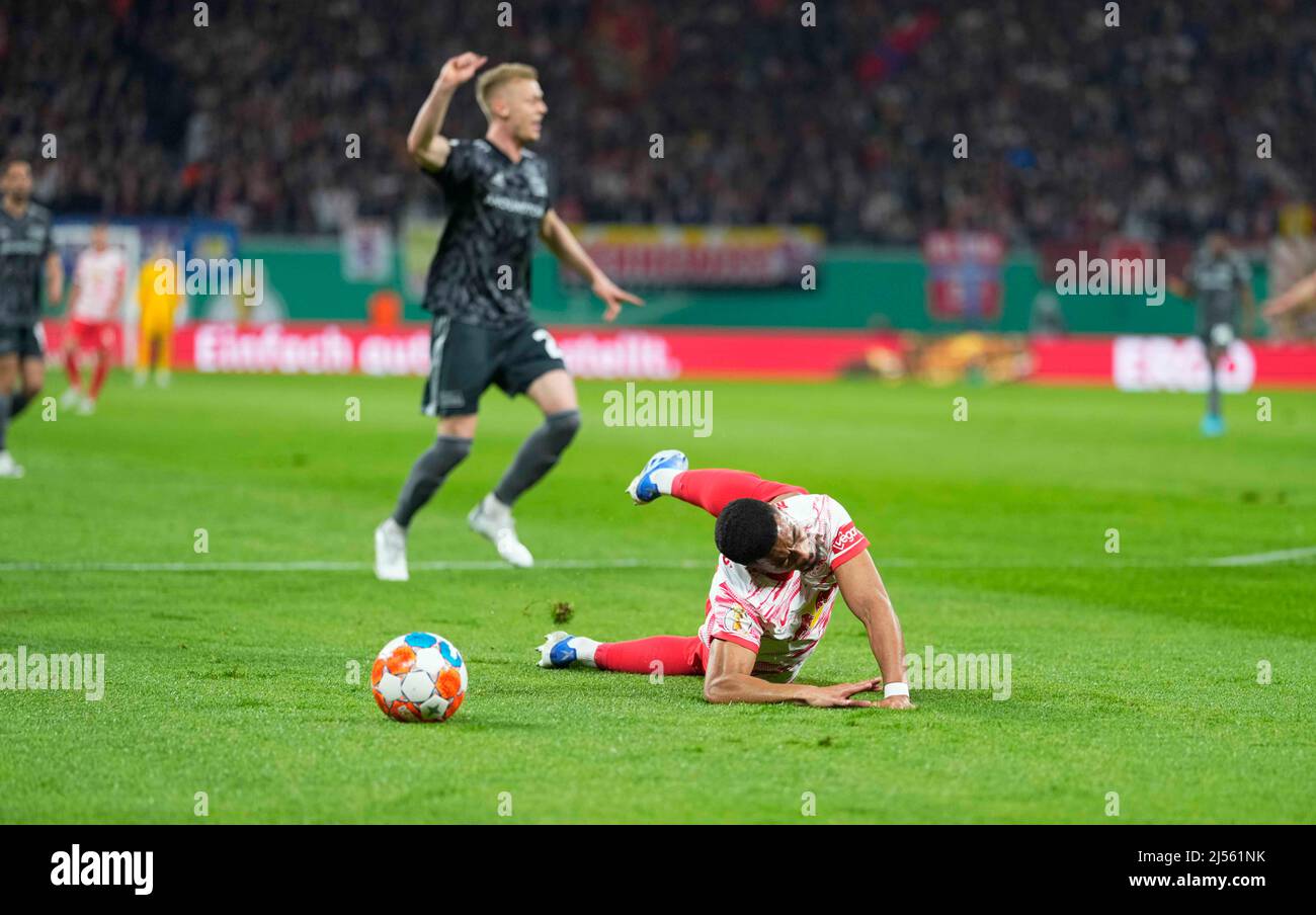 Red Bull Arena, Lipsia, Germania. 20th Apr 2022. Benjamin Henrichs di RB Leipzig cade durante RB Leipzig contro il FC Union Berlin, DFB-Pokal semifinale alla Red Bull Arena, Lipsia, Germania. Kim Price/CSM/Alamy Live News Foto Stock