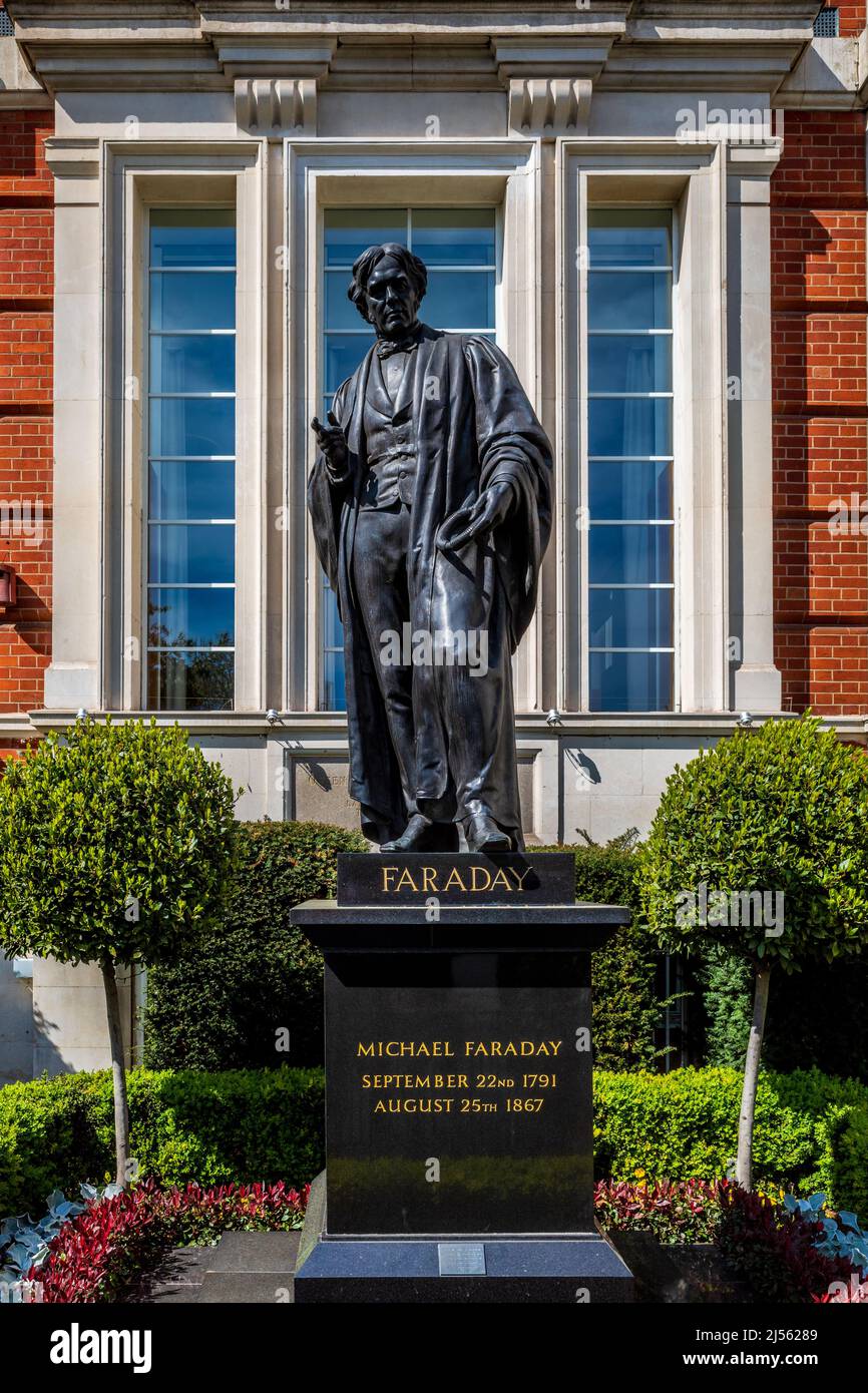 Institution of Engineering & Technology London - il quartier generale dell'IET di Londra sul Savoy Place di Londra con la statua di Michael Faraday davanti. Foto Stock
