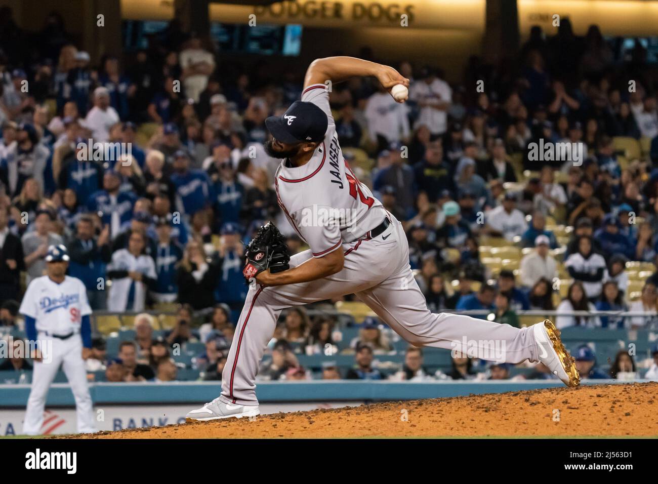Il lanciatore Kenley Jansen (74) di Atlanta Braves durante un annuncio di gioco di MLB, martedì 19 aprile 2022, al Dodger Stadium, A Los Angeles, California. L'Atl Foto Stock