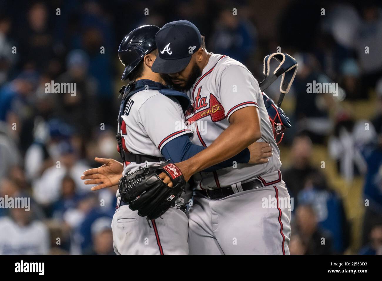 Il lanciatore di rilievo di Atlanta Braves Kenley Jansen (74) si congratula con il catcher Travis d'Arnaud (16) dopo aver guadagnato un salvataggio durante una partita MLB contro la L Foto Stock