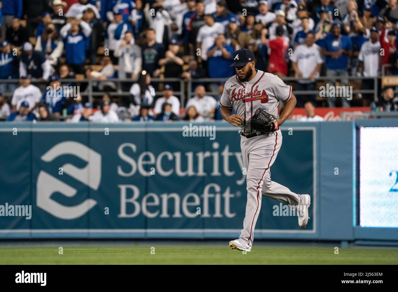 Il lanciatore di sollievo di Atlanta Braves Kenley Jansen (74) entra nel gioco nella sua prima apparizione contro i Los Angeles Dodgers durante una partita MLB, Martedì, A. Foto Stock