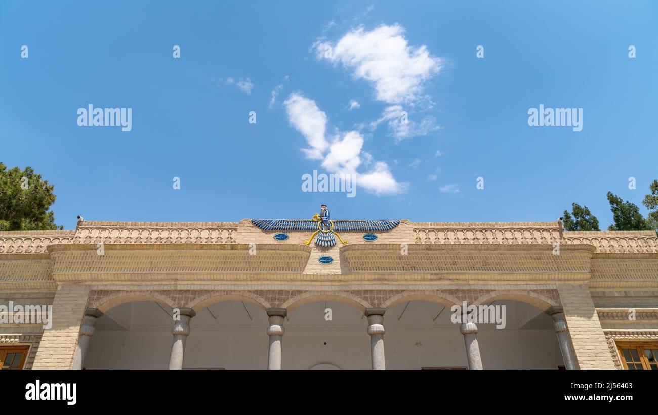 Simbolo mosaico di faravahar sul tempio del fuoco zoroastriano Atash Behram nella città vecchia Foto Stock