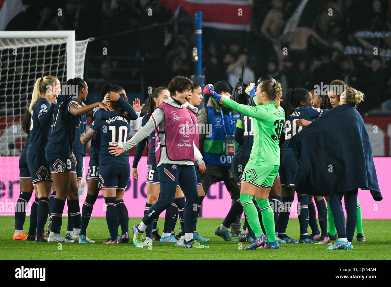 Charlotte Voll, Barbora Votikova, e la squadra del PSG celebrano la vittoria durante la UEFA Women's Champions League, quarti di finale, partita di calcio a 2nd gambe tra Paris Saint-Germain (PSG) e FC Bayern Monaco (Munchen) il 30 marzo 2022 allo stadio Parc des Princes di Parigi, Francia - Foto Victor Joly / DPPI Foto Stock