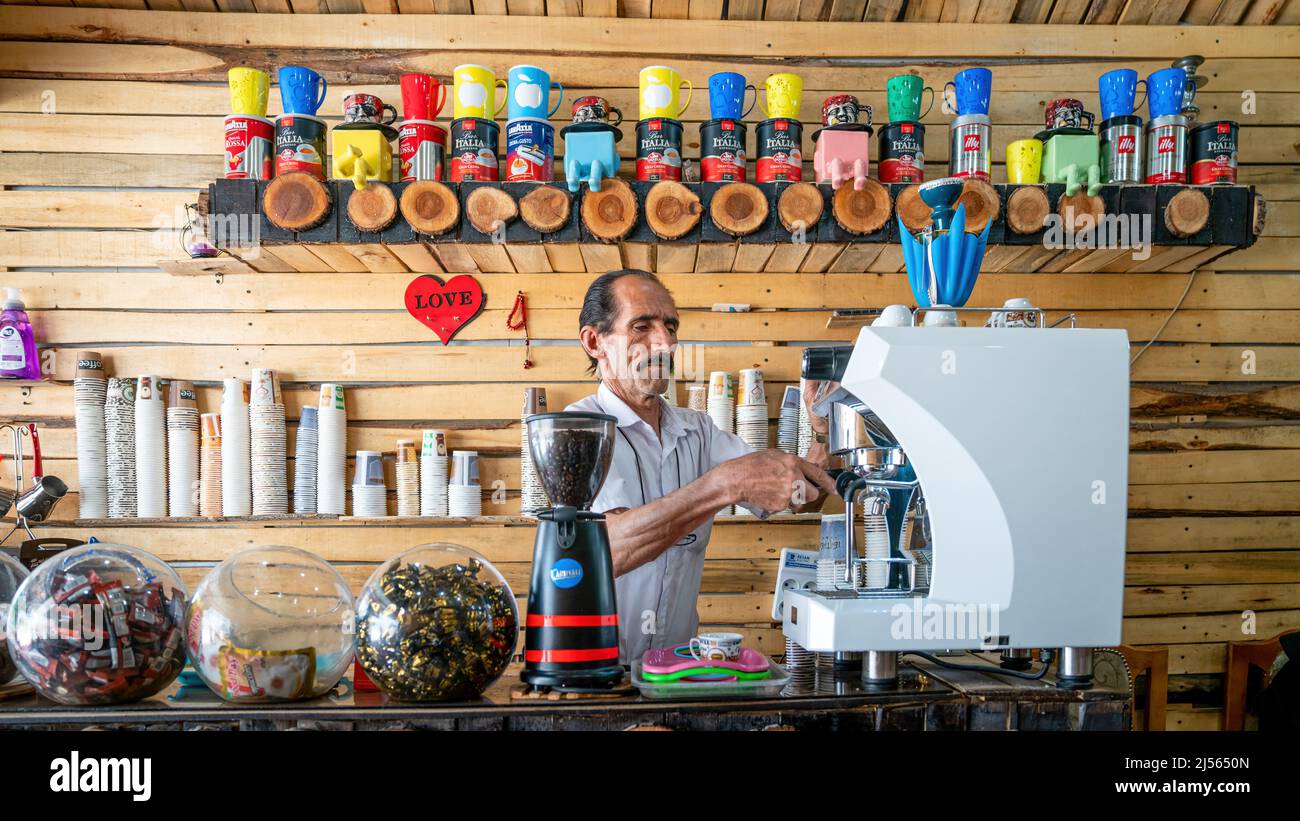 Isfahan, Iran - Maggio 2019: Uomo iraniano che fa il caffè con una macchina da caffè in un piccolo caffè a Isfahan Foto Stock