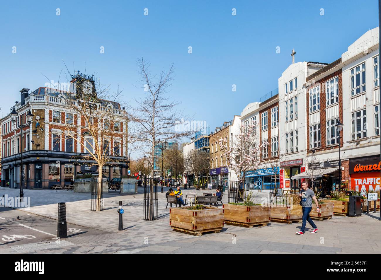 The Archway Tavern and Methodist Church in Navigator Square, un'area pubblica pedonale nel centro di Archway a North Islington, Londra, Regno Unito Foto Stock