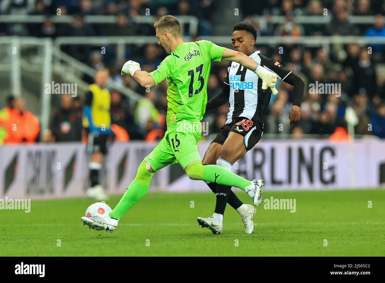 Vicente Guaita #13 di Crystal Palace libera la palla sotto pressione da Federico Fernandez #18 di Newcastle United in, il 4/20/2022. (Foto di Mark Cosgrove/News Images/Sipa USA) Credit: Sipa USA/Alamy Live News Foto Stock