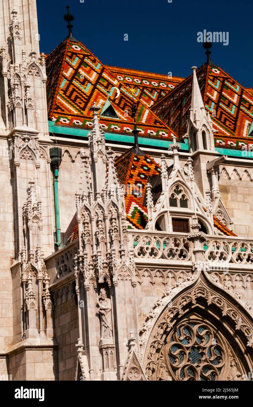 Trasposizione gotica e piastrelle Zsolnay ungheresi della Chiesa di Mattia a Budapest, Ungheria. Foto Stock