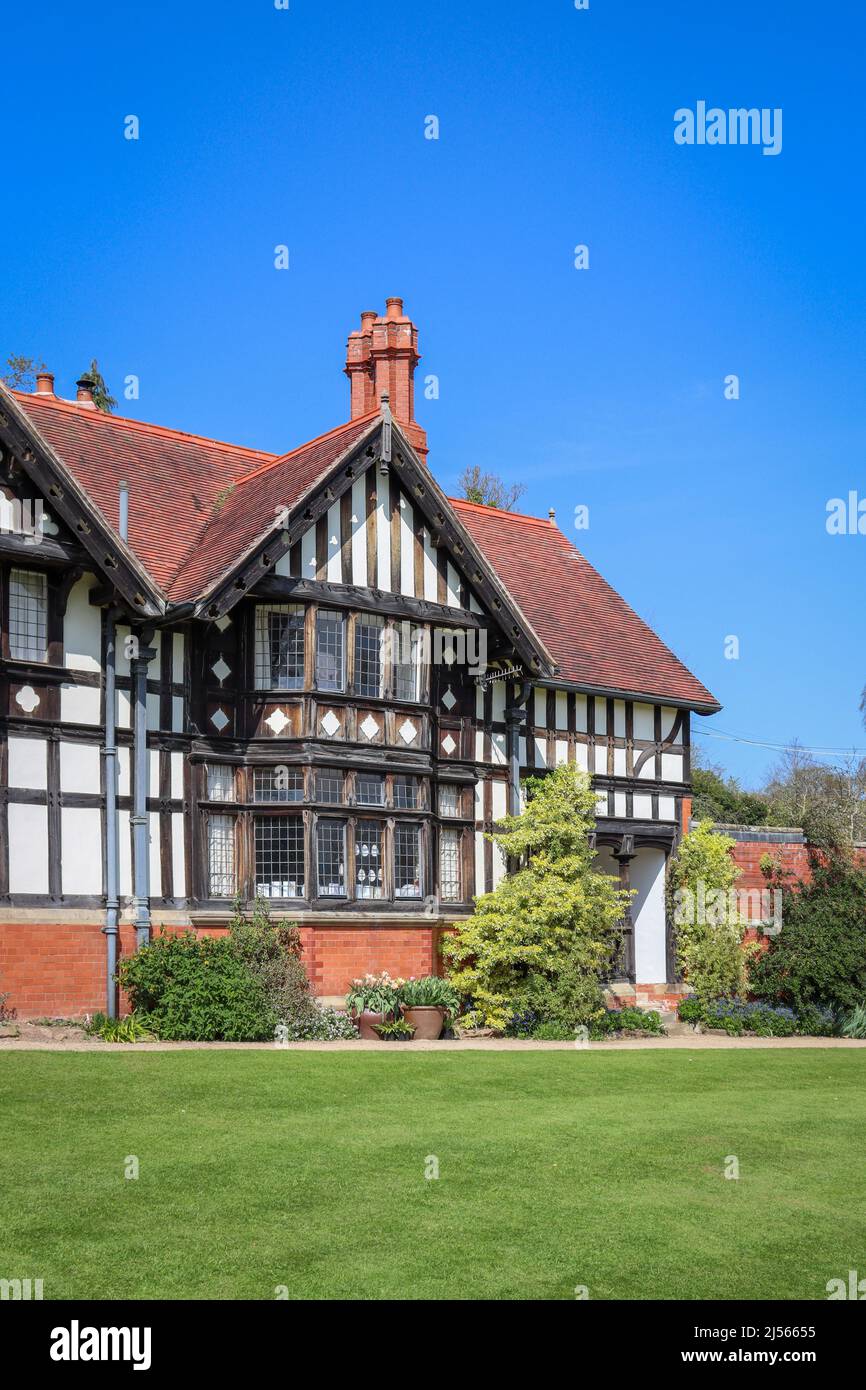 Cottage gallese in stile Tudor a Powis Castle and Gardens Foto Stock