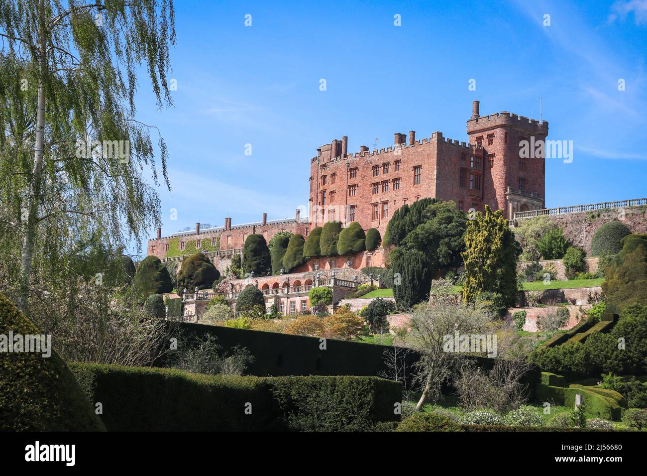 Powis Castello su una collina e bellissimo giardino terrazzato Foto Stock