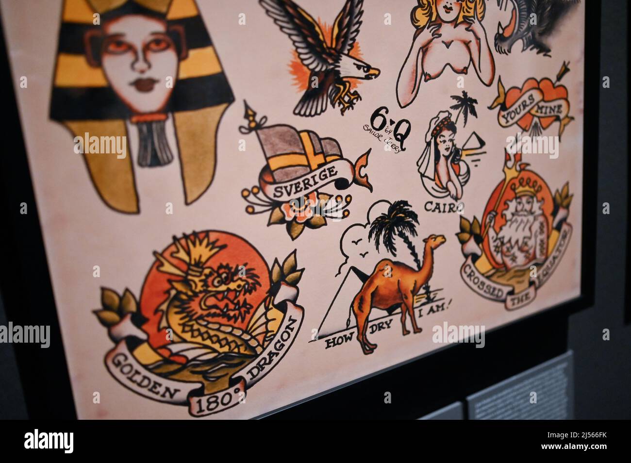 Tatuaggio disegni da Sailor Jerry. 'Tatuaggio. Art Under the Skin' in CaixaForum Madrid, la più grande mostra mai dedicata alla storia del tatuaggio, Foto Stock