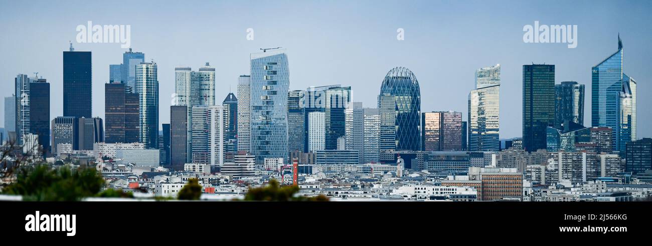 Vista panoramica dello skyline delle torri del quartiere finanziario di la Defense, Parigi (ora del giorno) Foto Stock