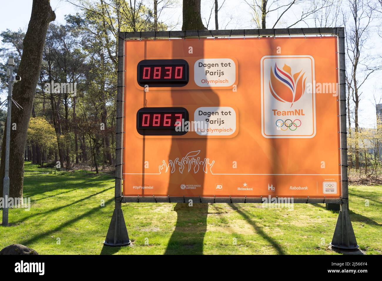 Lunedì di Pasqua, 18th-Aprile-2022: Orologio digitale Countdown di TeamNL per le Olimpiadi e le Paralimpiadi estive del 2024 ad Arnhem, Paesi Bassi Foto Stock