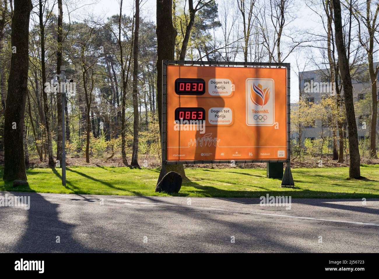 Lunedì di Pasqua, 18th-Aprile-2022: Orologio digitale Countdown di TeamNL per le Olimpiadi e le Paralimpiadi estive del 2024 ad Arnhem, Paesi Bassi Foto Stock