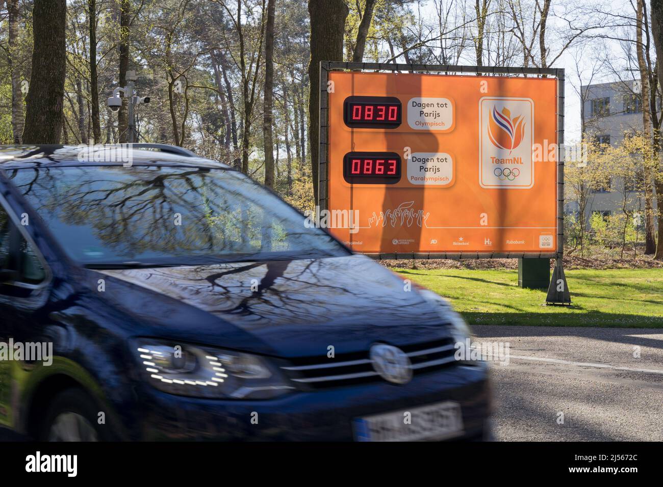 Lunedì di Pasqua, 18th-Aprile-2022: Auto VW passa accanto all'orologio digitale Countdown di TeamNL per le Olimpiadi e le Paralimpiadi estive del 2024 ad Arnhem Paesi Bassi Foto Stock