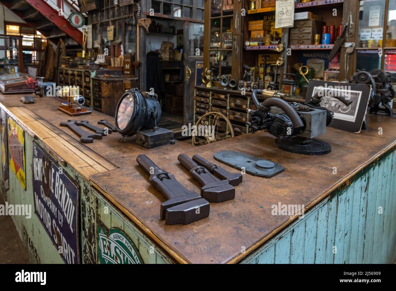 Bancone al Beamish Motor and Cycle Works presso il Beamish Open Air Museum, vicino a Stanley nella contea di Durham Foto Stock
