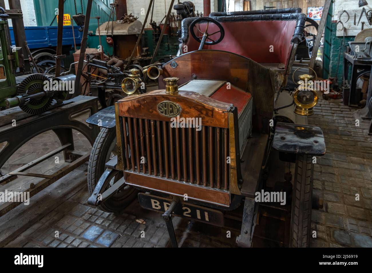 1907 SHEW car BR 211, Beamish Motor and Cycle Works al Beamish Open Air Museum, vicino Stanley nella contea di Durham Foto Stock